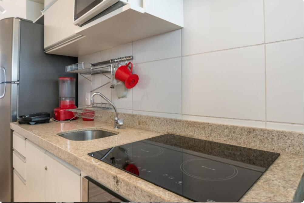 Cozinha completa com eletrodomésticos e bancada de granito