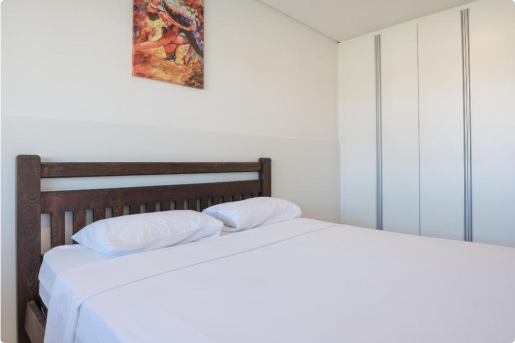 Suíte principal com cama queen no apartamento em Muro Alto