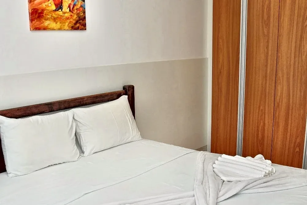 Suíte principal com cama de casal no apartamento em Muro Alto