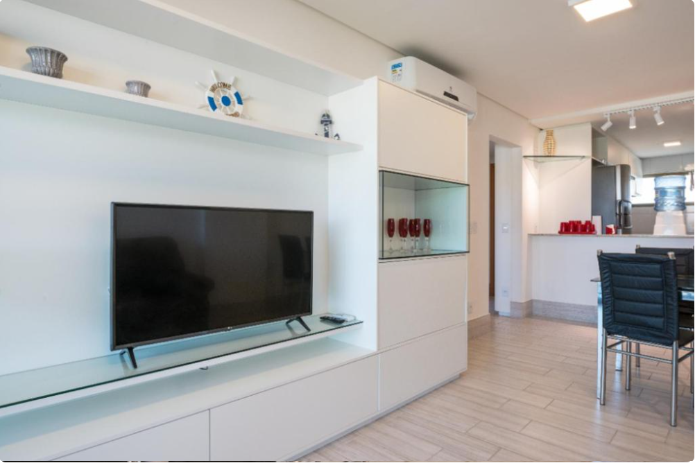 Sala de estar ampla e decorada no Polinésia Resort em Muro Alto