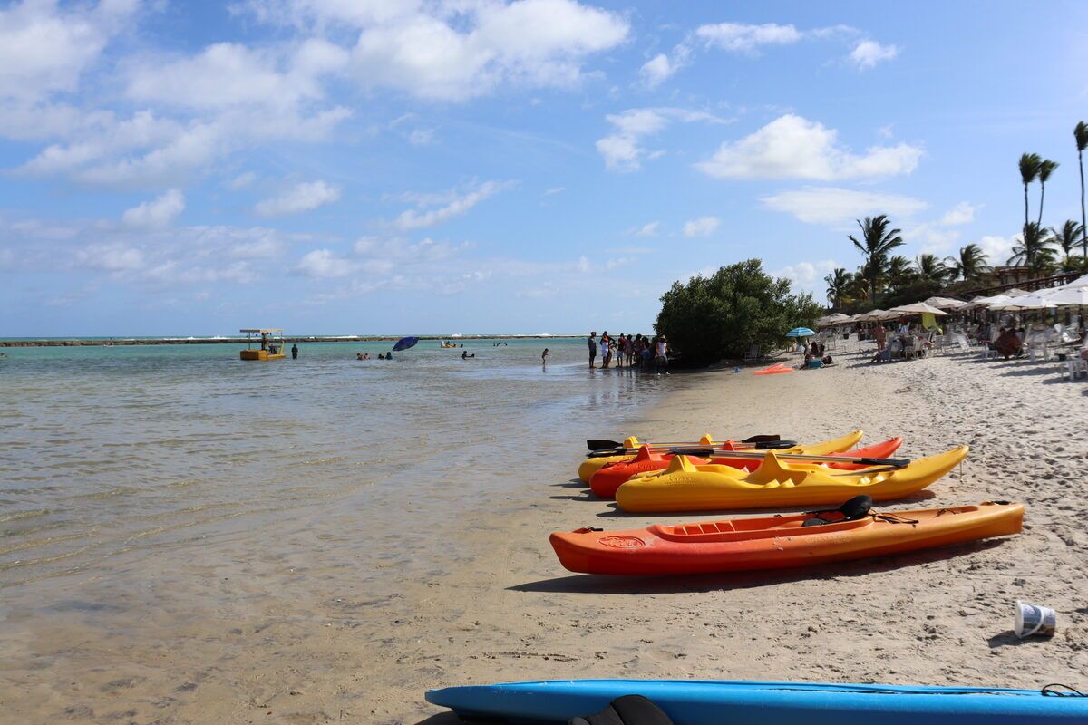 Caiaques coloridos na praia de Muro Alto, Porto de Galinhas