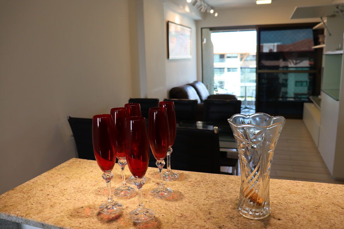 Sala de estar decorada com sofá e mesa de jantar no Polinésia Resort