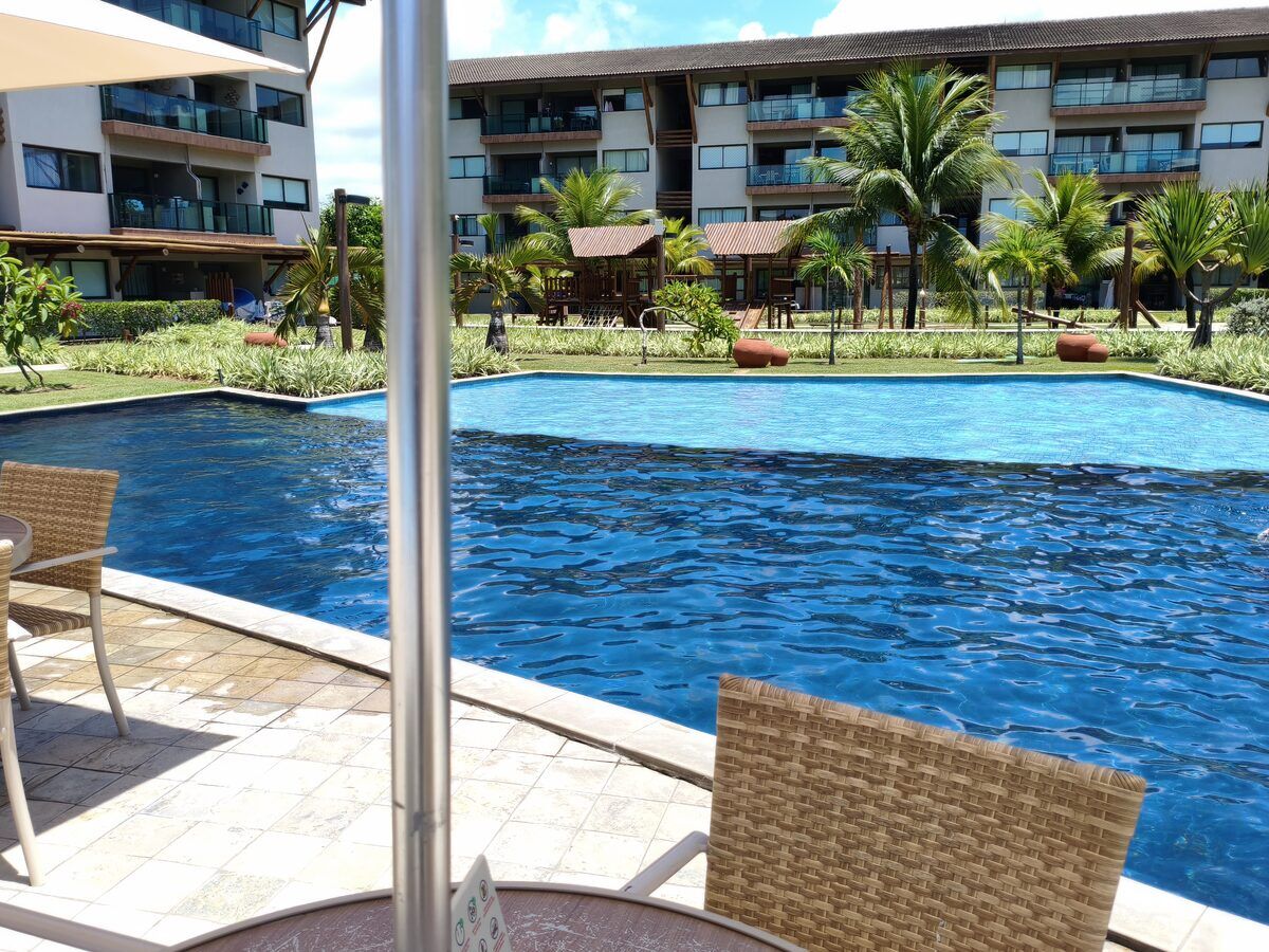 Vista da piscina e jardins a partir da varanda do apartamento