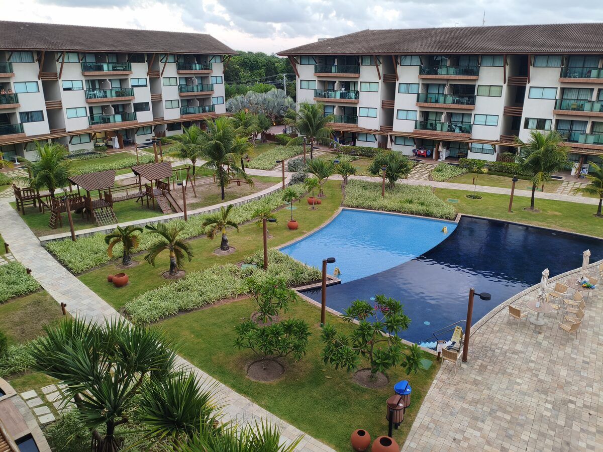 Vista aérea dos jardins, piscinas e área de lazer do resort