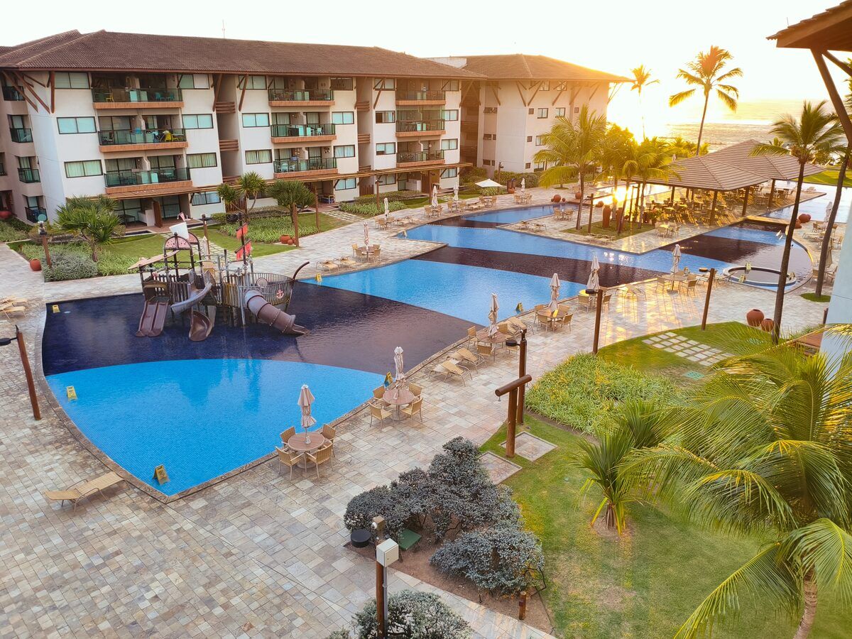 Piscinas do Polinésia Resort ao pôr do sol em Porto de Galinhas